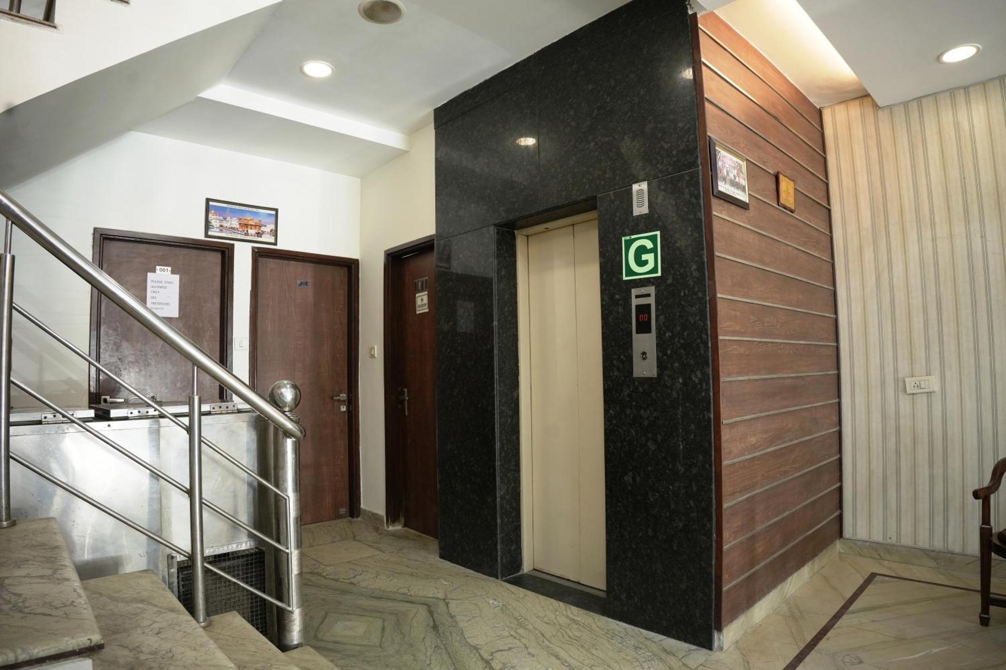 Hotel Holiday Comfort Амритсар Экстерьер фото
