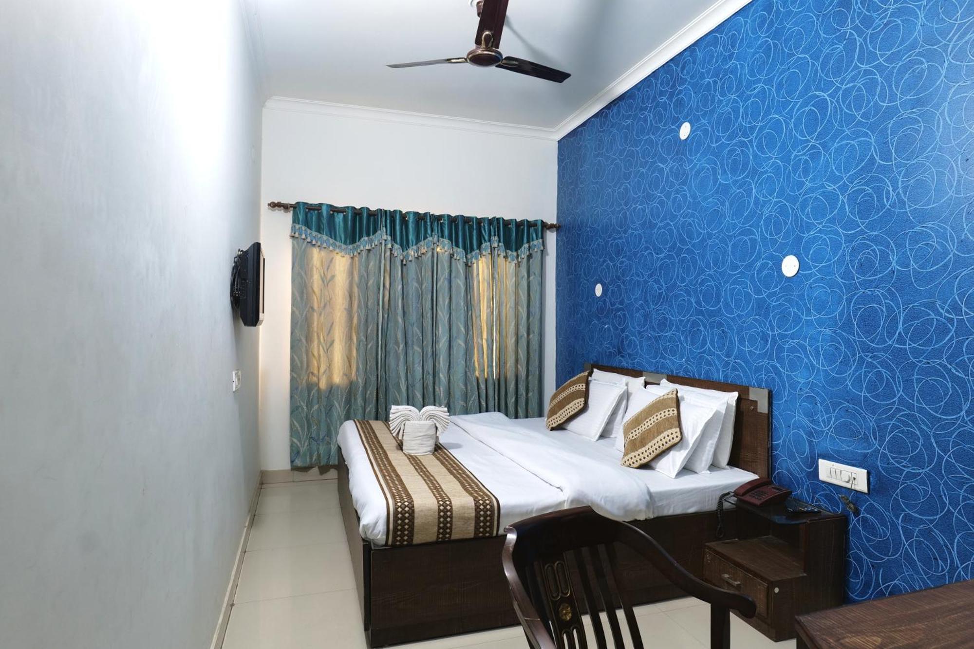 Hotel Holiday Comfort Амритсар Экстерьер фото
