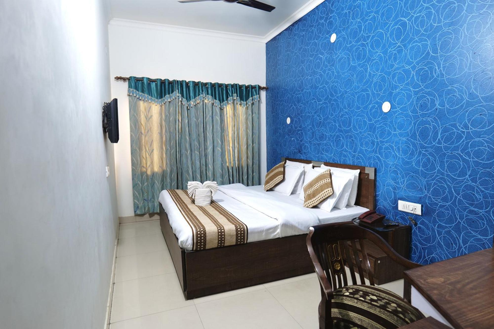 Hotel Holiday Comfort Амритсар Экстерьер фото