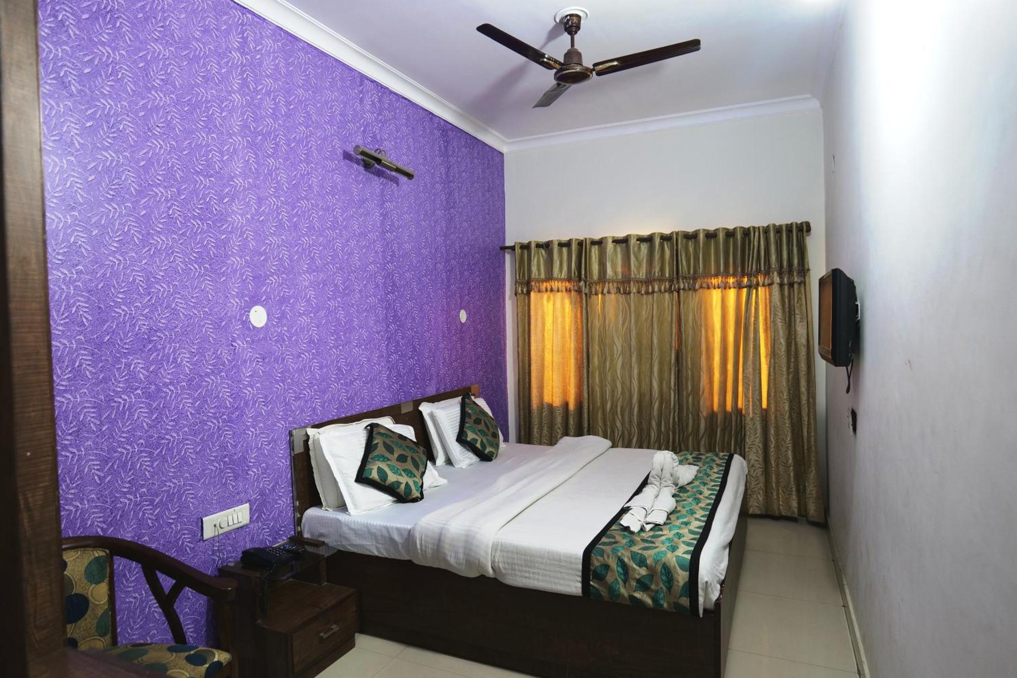 Hotel Holiday Comfort Амритсар Экстерьер фото