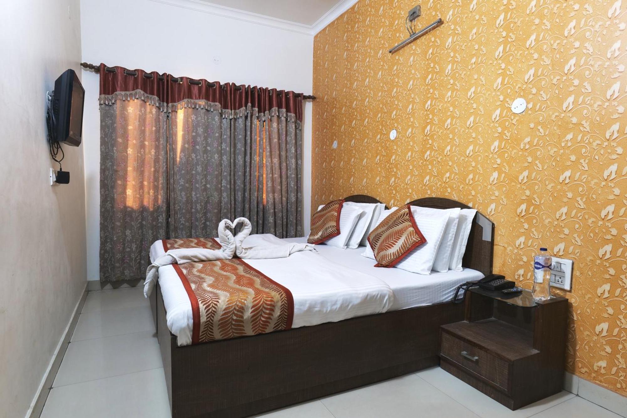 Hotel Holiday Comfort Амритсар Экстерьер фото