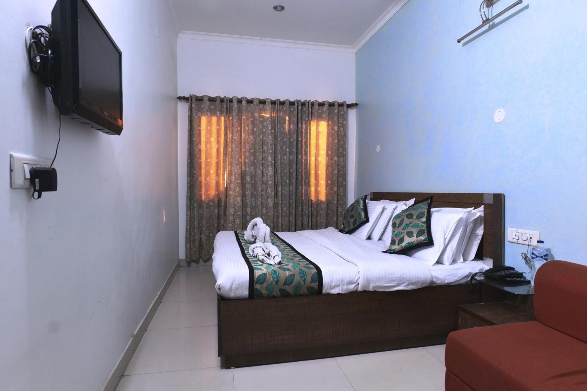 Hotel Holiday Comfort Амритсар Экстерьер фото