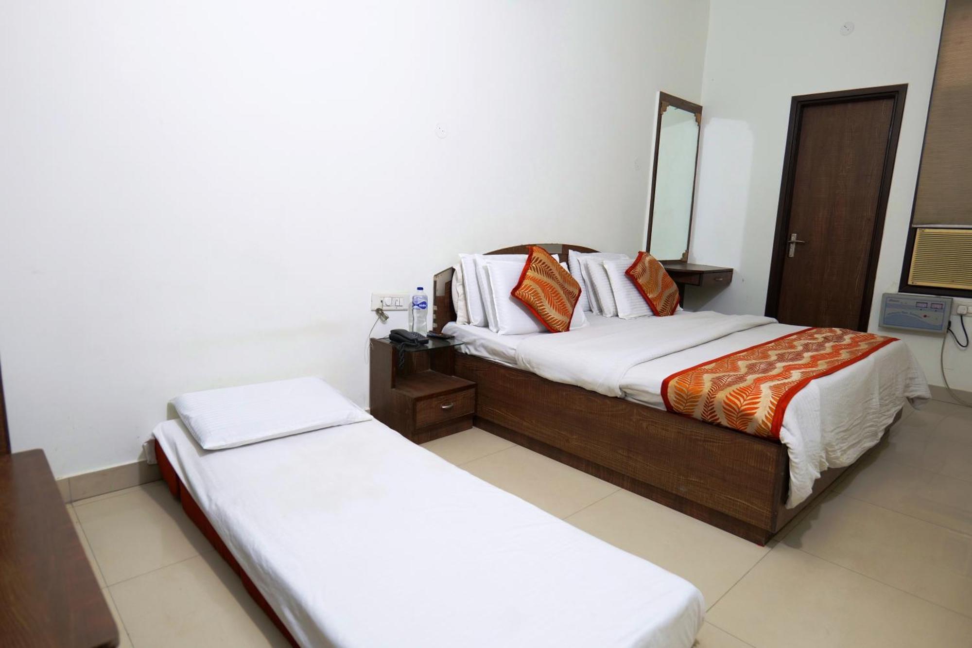 Hotel Holiday Comfort Амритсар Экстерьер фото