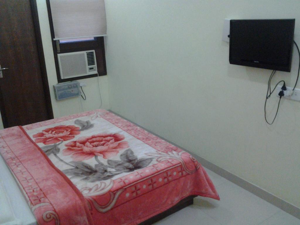 Hotel Holiday Comfort Амритсар Экстерьер фото