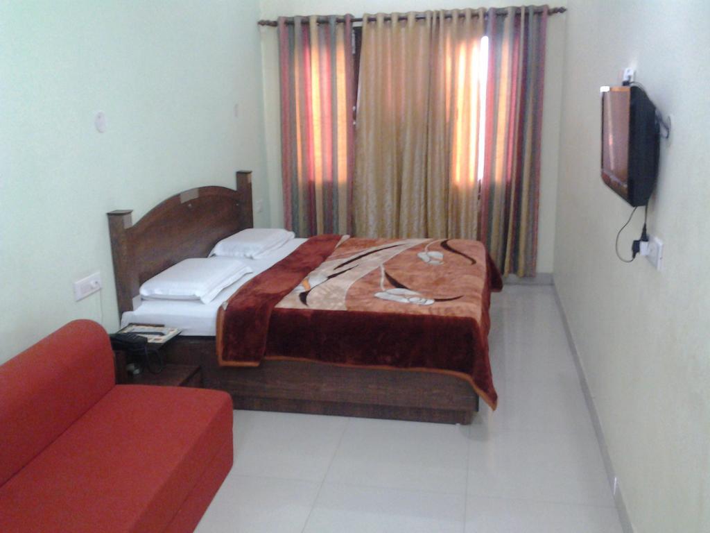 Hotel Holiday Comfort Амритсар Экстерьер фото