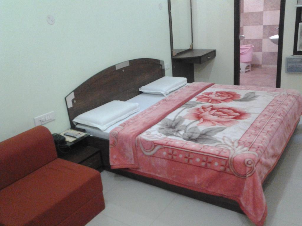 Hotel Holiday Comfort Амритсар Экстерьер фото