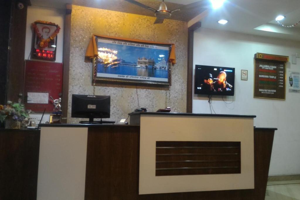 Hotel Holiday Comfort Амритсар Экстерьер фото