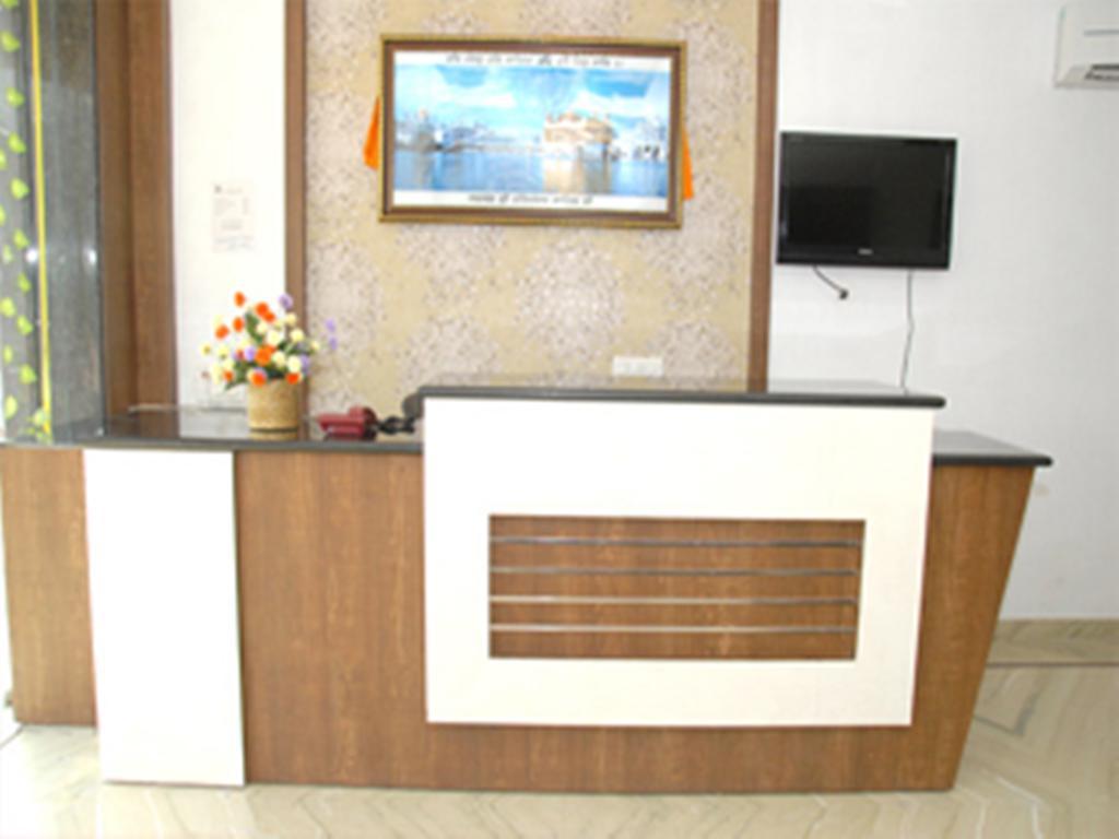 Hotel Holiday Comfort Амритсар Экстерьер фото